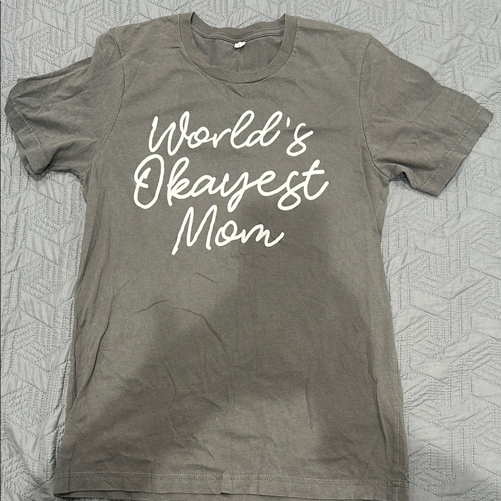 World's Okayest Mom T-Shirt in Gray